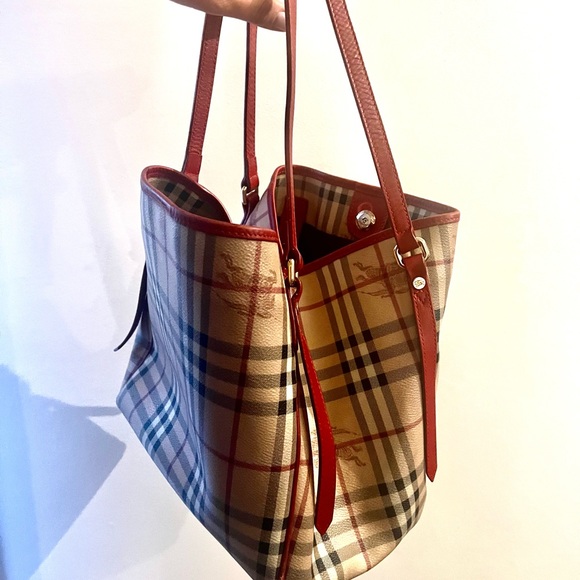 Burberry luxery bag - Picture 2 of 3